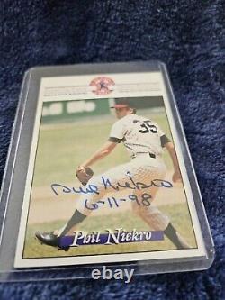 RARE SHORT PRINT 7 of 16 AUTOGRAPHED HALL Of FAME PHIL NIEKRO BASEBALL CARD