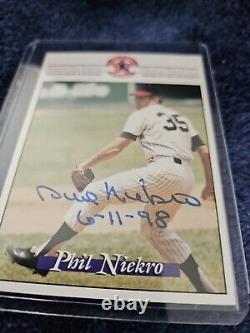 RARE SHORT PRINT 7 of 16 AUTOGRAPHED HALL Of FAME PHIL NIEKRO BASEBALL CARD